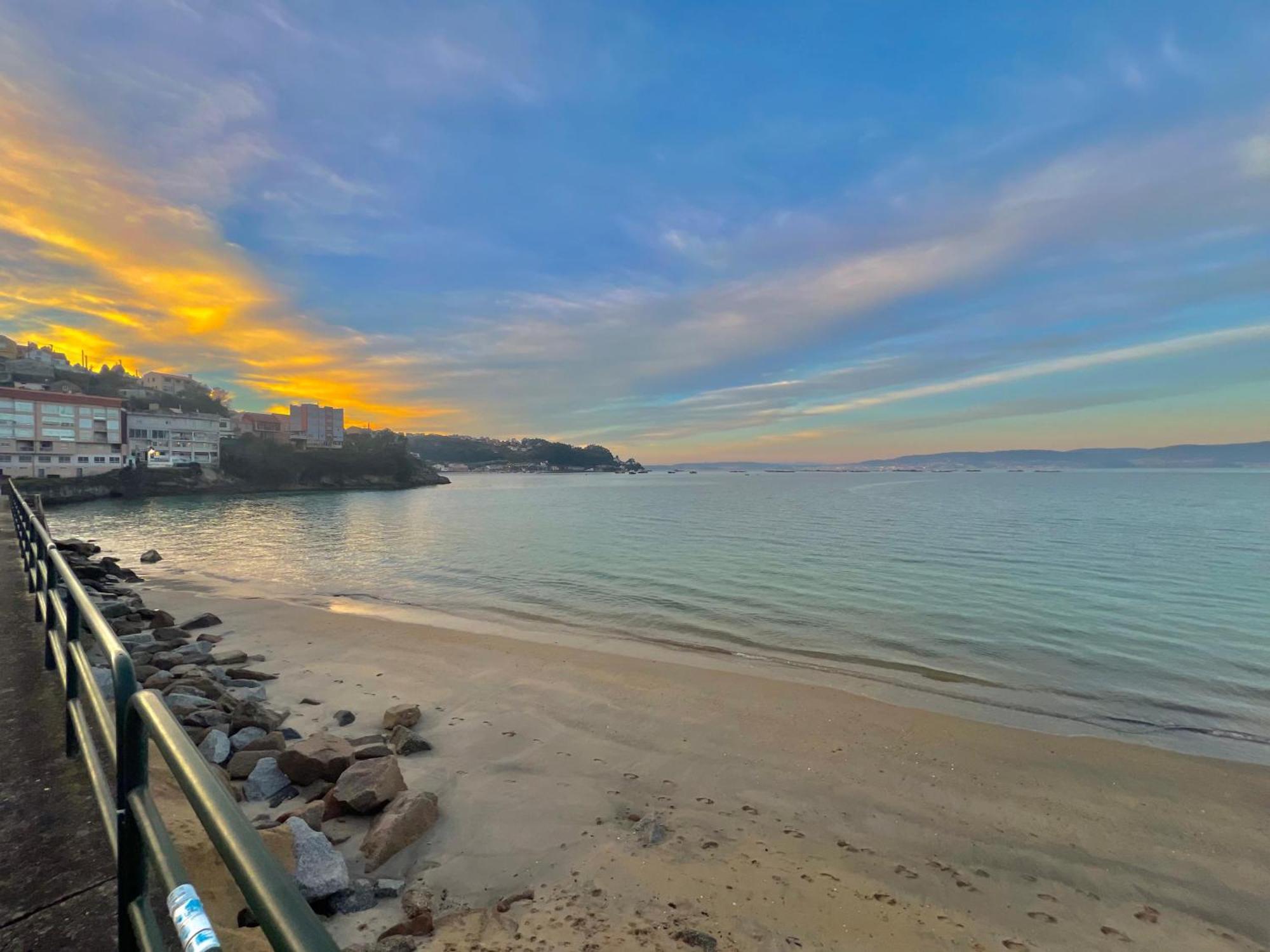 Apartamento Centrico Cerca De La Playa Bueu Luaran gambar